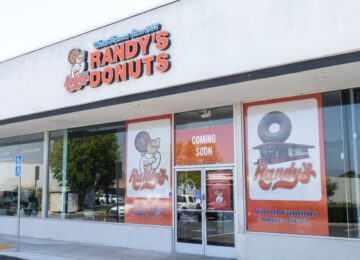 Randy’s Donuts  Builds a Local Base
