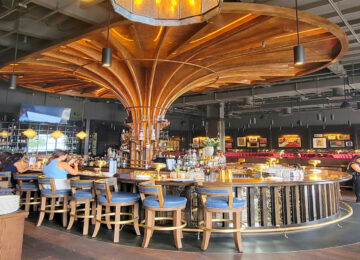 A Crystal Cove Offers Classy Cuisine on the Coast